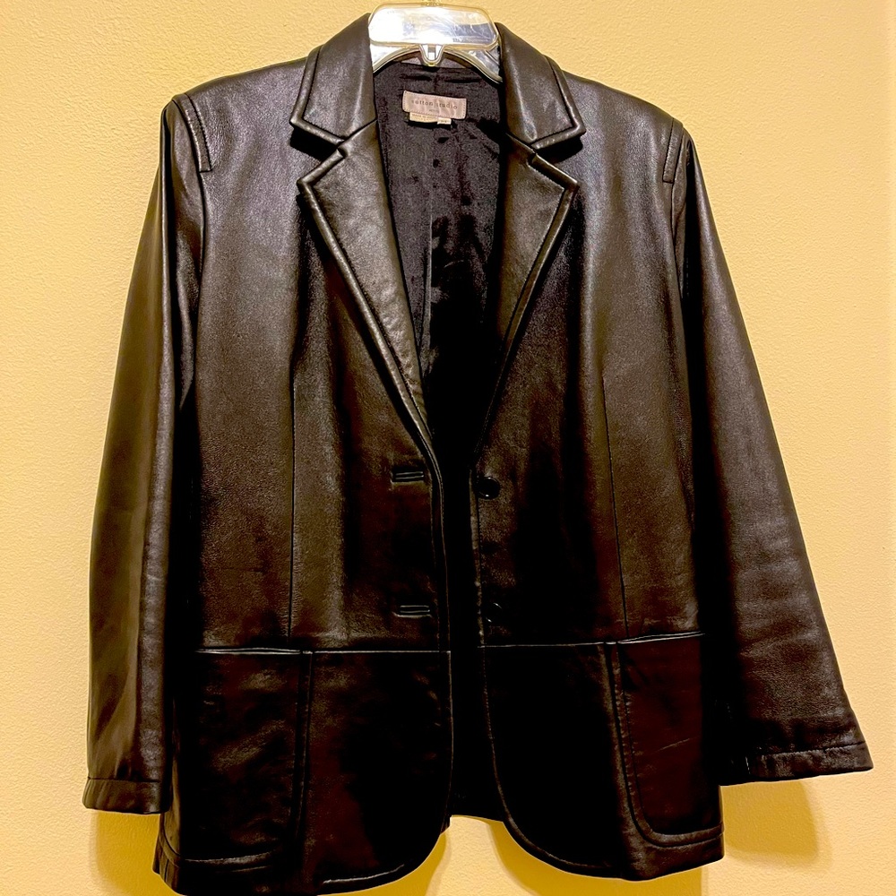 The style and quality to complement your look. Very good condition!